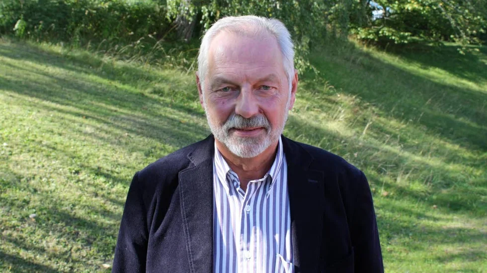 Hans Måhagen (S), komunstyrelsens ordförande i Kinda kommun, får kritik för att inte hålla efter nämndera arbete.