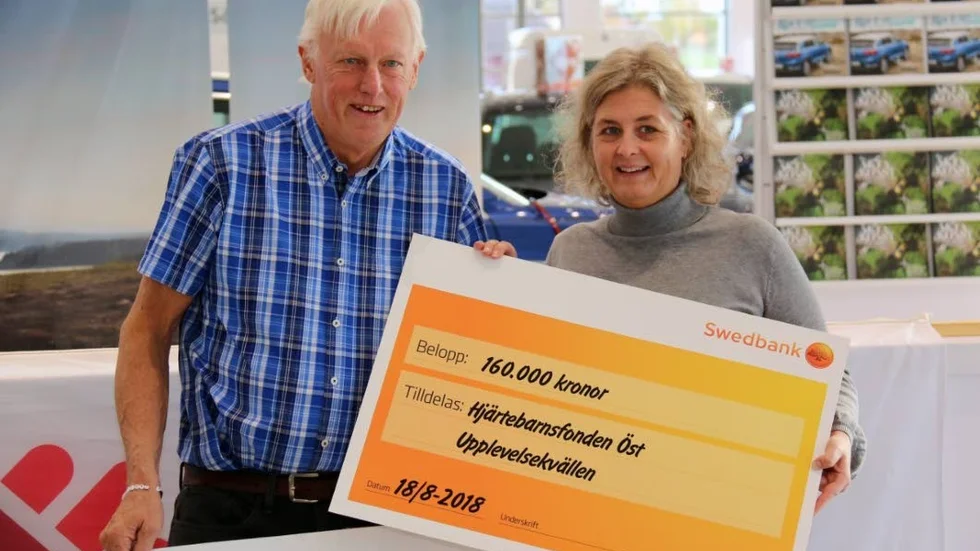 Göran Ingvald tillsammans med Anna Fransson Roth från Hjärtebarnsfonden öst och checken med summan på 160 000 kronor.