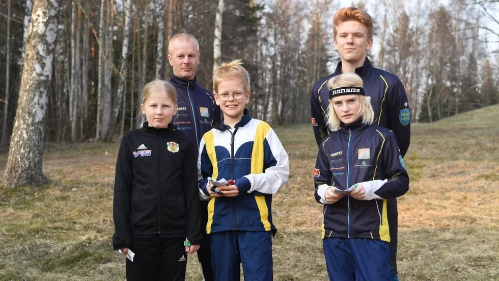 Fr.v: Agnes Erlandsson, Per Erlandsson, Olof Nilsson, Niklas Hillström och Gustaf Nilsson redo att ge sig ut på ett pass med karta och kompass.
