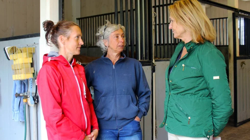 Fr.v syns Annelie Grabbe, hästägare, Åse Danielsson, hästägare och Beata Douglas Anderberg, stallägare. Samtliga är frustrerade över inbrottet då fyra sadlar till ett värde av 85 000 kronor stals. Nu har Åse drabbats av en ny stöld.