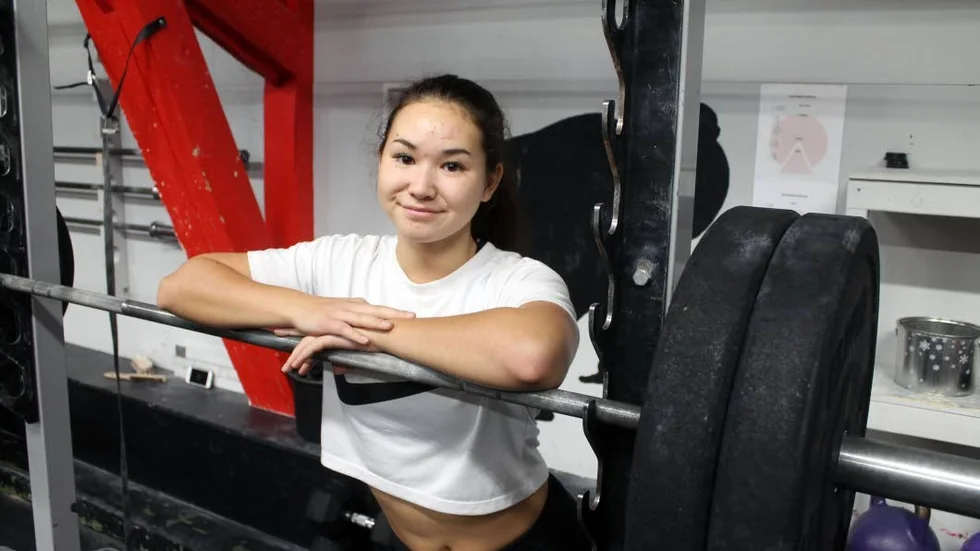 Tilde Muhrman från Skänninge och Crossfit Mjölby är en av Sveriges starkaste tjejer i sin ålder. Tre medaljer togs på USM i tyngdlyftning i Landskrona.