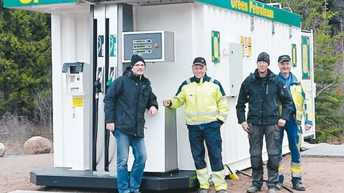 Samhällsföreningen har gjort ett hästjobb med den nya bensinstationen i Södra Vi. Och nu bär arbetet frukt. Från och med idag kan man återigen tanka i Södra Vi.