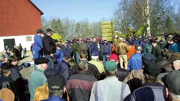 Uppskattningsvis 250 personer besökte auktionen i Lundtorp i går. Många av dem gjorde fynd, andra fick betala lite mer för grejerna de köpte.