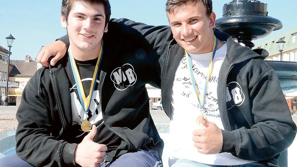 Starka grabbar. Mehmet Kaya och Sokol Manaj från Vimmerby kan båda numera titulera sig svenska ungdomsmästare i styrkelyft.