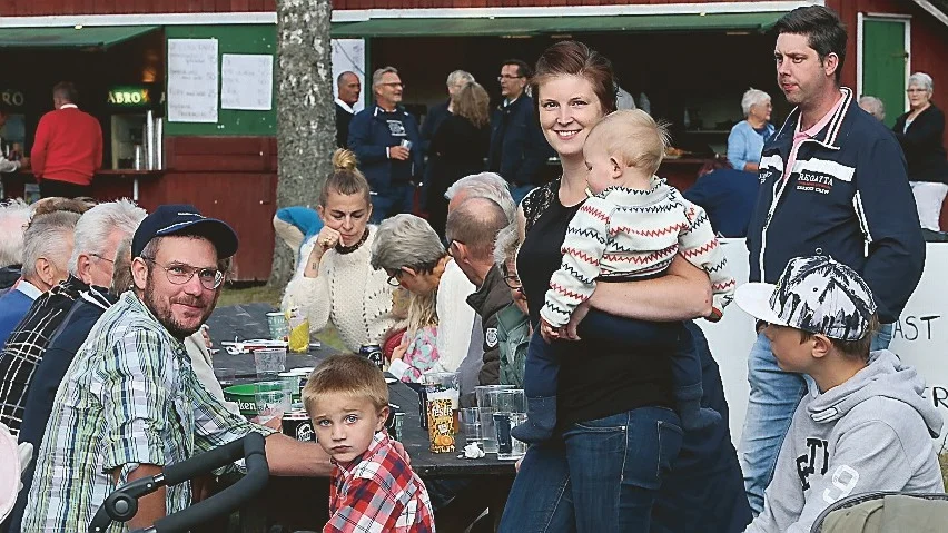 Folk hade det trevligt tillsammans. Foto: Roelof Stroetinga