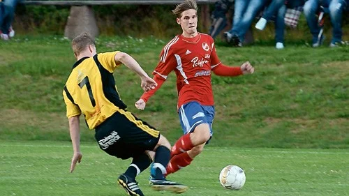 Ordnar straff. Rasmus Stahlin låg bakom samtliga DSK-mål i 3-3-matchen mot Vrigstad. Här fälls han av en Vrigstad-försvarare och ordnar en straff för Djursdala.