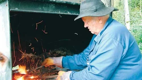 Wåge Johansson från Ingatorp var dagens smed. Han skulle bland annat göra en pilspets.