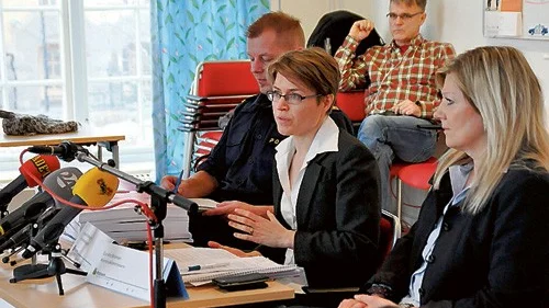 I mitten åklagaren Kajsa Malmström flankerad av polisens pressinformatör Erik Thulin och förundersökningsledaren Gunilla Broman. I bakgrunden sitter en va de poliser som förhört den nu dömde dubbelmördaren Raimo Strandgård.