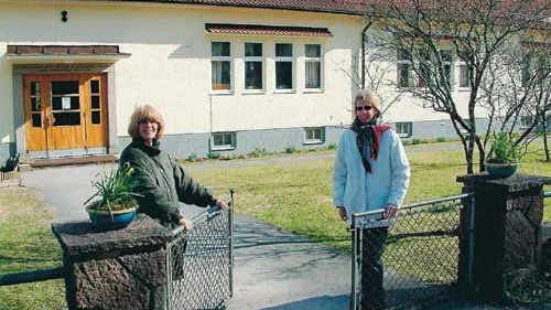 Kom till Pelarne skola! Chatarina Tandefelt och Ewa Tällström Jonsson hoppas på några nyinfyttade barn och kanske några Vimmerbybarn till hösten.