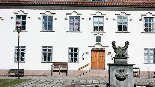 Dansande barn och ivägdansande pengar i stadshuset i Eksjö.