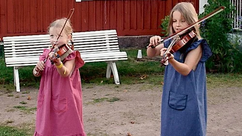 På bilden ser vi Julia och Sonja Krogius, 6 och 10 år gamla.