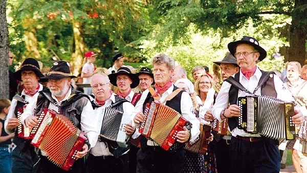 Kortegen med spelmän som tågade in i bruksparken var mäktig och gav också en föraning av vad som skulle ske musikaliskt under kvällen.