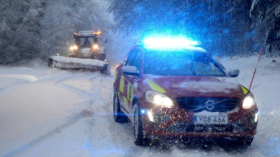 Snövädret vållar problem på flera håll i länet, här på riksväg 134 mellan Kisa och Åtvidaberg.