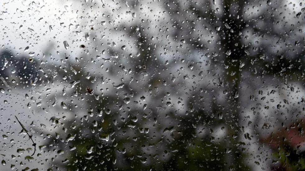Med blyga temperaturer, någon enstaka grad över nollan, är det extra ruggigt ute när det lätta regnet kommer in över ön.