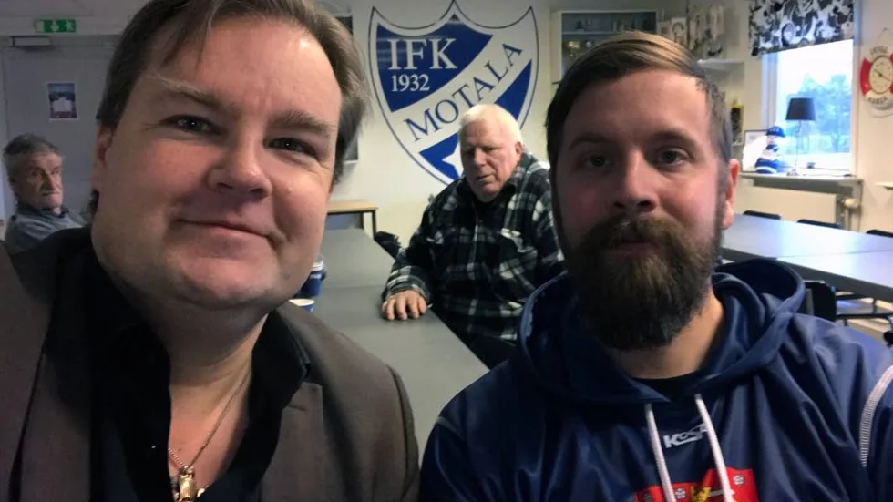 "Järngänget" med Bo Sällin och Leif "Gotland"  Holmberg fikar i bakgrunden när Finlands landslagsmålvakt Jussi Aaltonen gästar veckans Bandysnack.