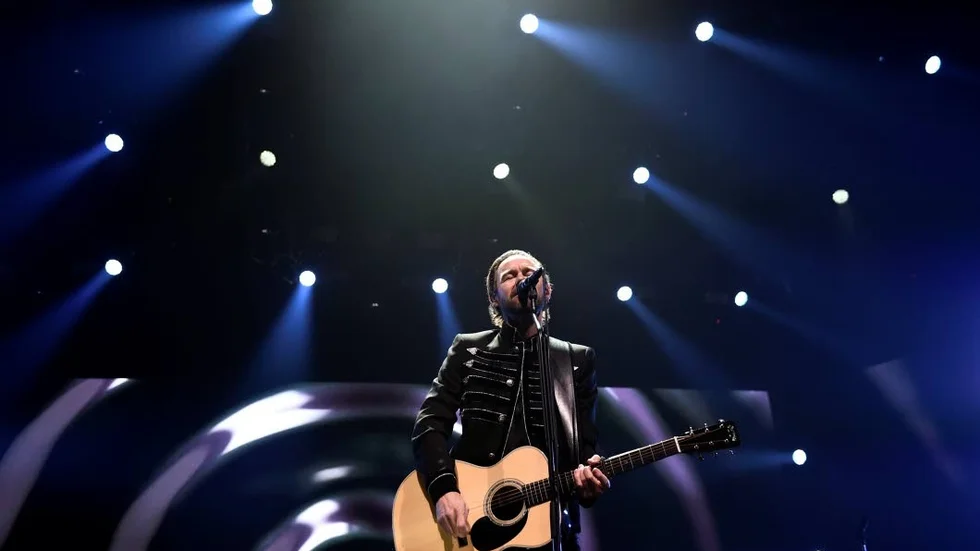 Jocke Berg på scen under Kents avskedsturnépremiär på Saab Arena i Linköping.