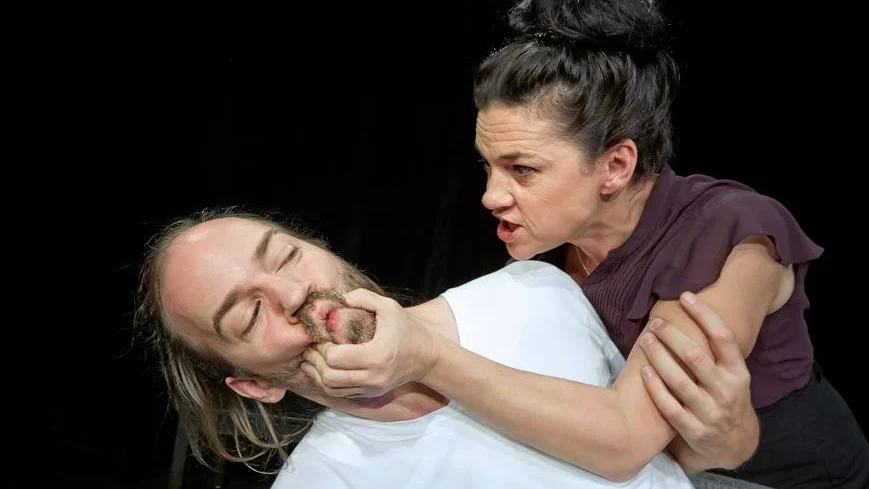 Ombytta roller. Mattias Redbo och Anna Lyons i Bergmandramat "Scener ur ett äktenskap".