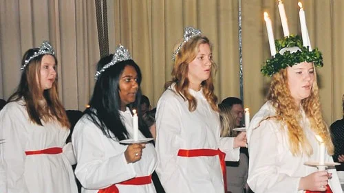 Lucia Evelina Solnevik med tärnor lussar på Vimmerby Folkhögskola.