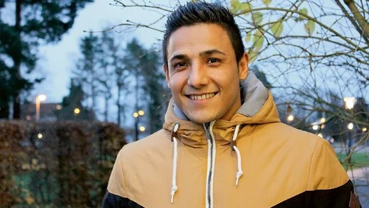 Azizi Ahmad kom till Malmö för fem år sedan efter att ha varit på flykt i fyra månader. Familjen finns kvar i Afghanistan, men han vet inte hur de har det eller om de finns kvar i livet. Just nu utbildar sig Azizi till undersköterska, längre fram hoppas han bli tandsköterska.