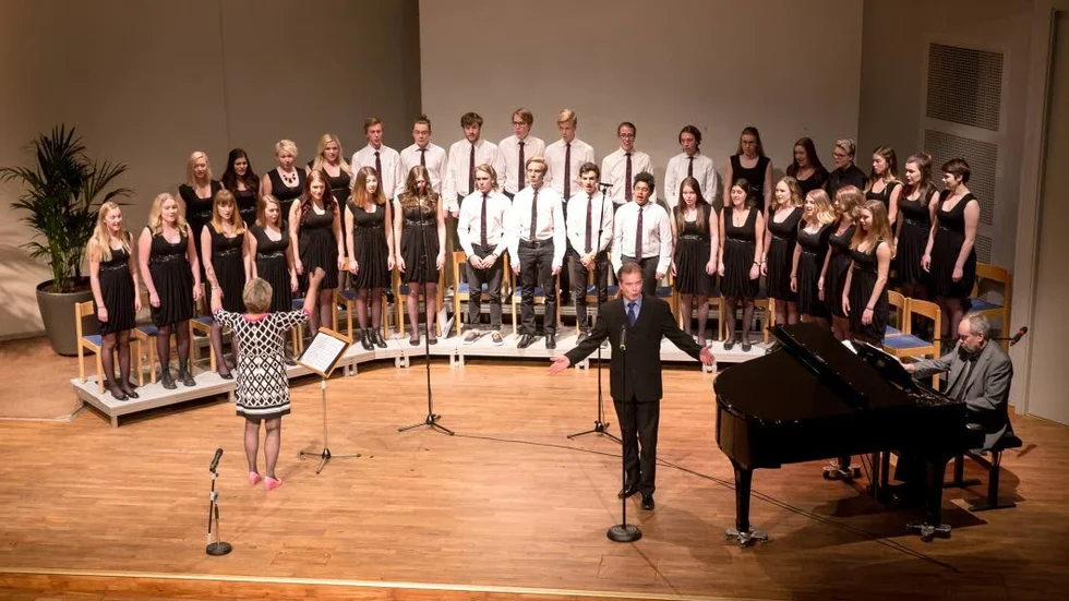 Bejublad konsert. Musikgymnasiet Folkungaskolans kammarkör, dirigent Gunilla Frödén och operasångaren Olle Persson.