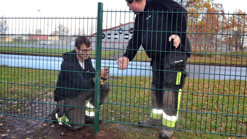Rasmus Ingbrand och Tony Karlsson monterar stängsel längs Östersjövägen. Foto: Sven-Olof Nilsson.