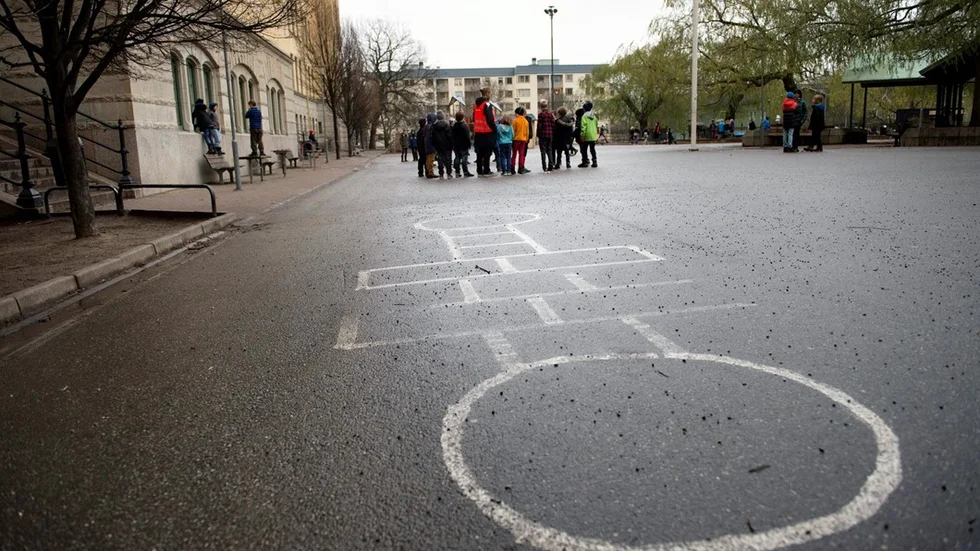 En av fyra elever upp till årskurs tre är rädda för att bli ensamma på rasten visar en undersökning av Friends. Foto: Jessica Gow / TT