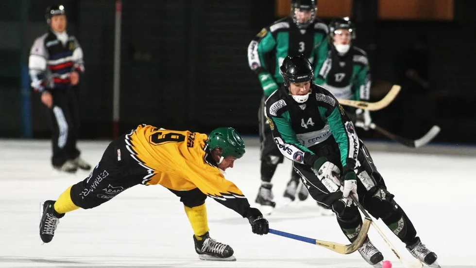 Derbys  Jonas Gustafsson gjorde två mål, men fick ändå deppa efter första kvalmatchen mot Frillesås.Foto: JEPPE GUSTAFSSON LINKÖPING 20120229
Bandy mellan Derby-Frillesås BK på Stångebro.
Bilden: Derbys nr 44 Erik Hagström.
Bild Jeppe Gustafsson
