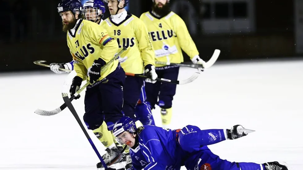 Mjukt. Isen på Zinkensdamm liknade mest en sörja. Men spelas skulle den betydelselösa matchen. Oskar Nilsson var en av IFK.arna som mest inriktade sig på att få den avklarad.