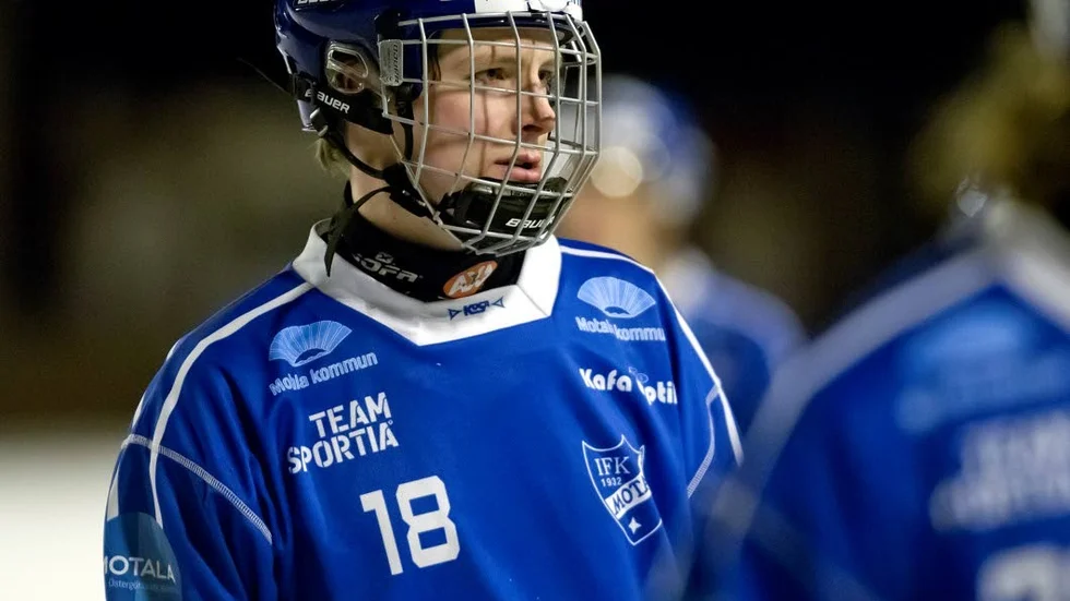 Debutant. Emil Nordenfors fick springa ner från läktaren och hoppa in när Eric Lisell blev skadad.