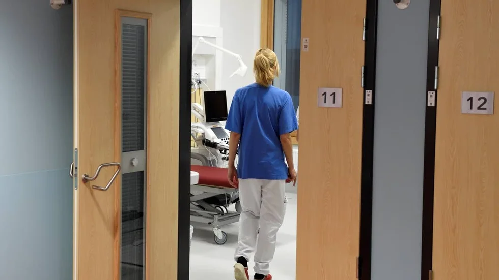 Vårdpersonalen fortsätter att få fler administrativa uppgifter, trots löften om motsatsen.
