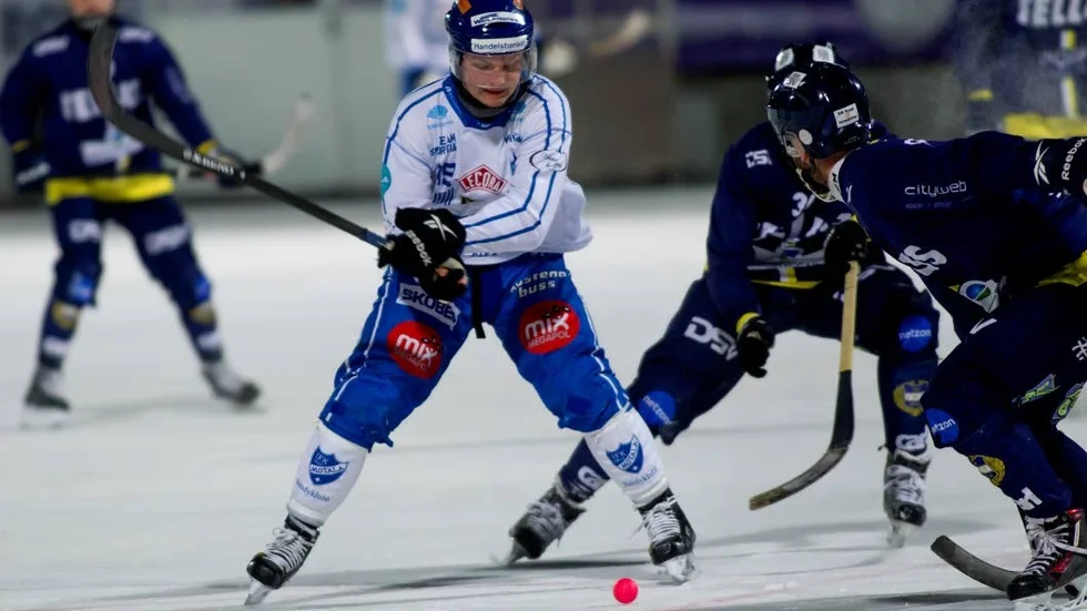 KVAL. Viktor Uhlin laddar för skott mot tellus. Nu har kvallottningen kommit för IFK Motala. Laget börjar borta mot trean i allsvenskan.
