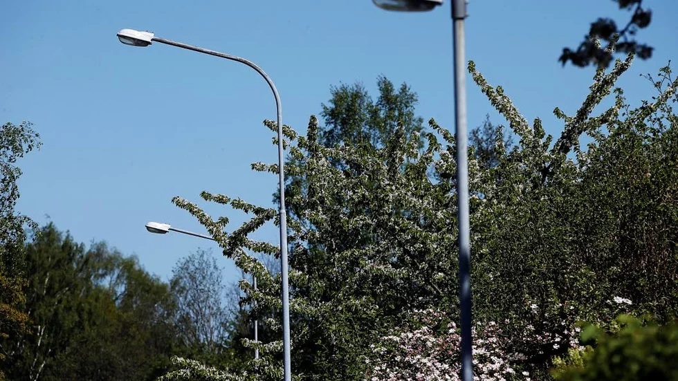 Motalas gatubelysning är i stort behov av underhåll.