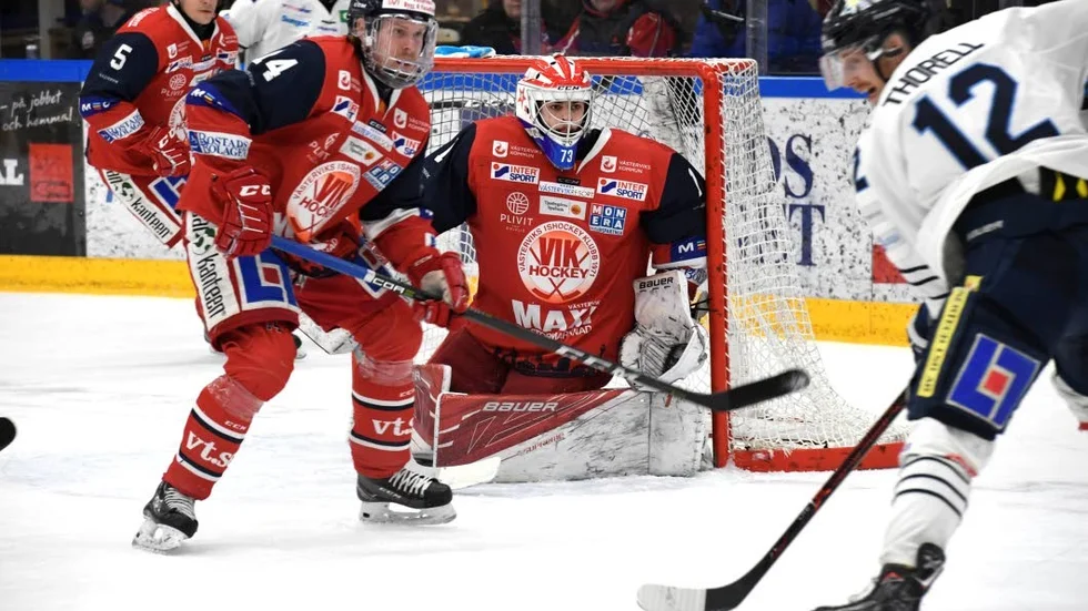 Alexander Skepp vann sin debut i VIK:s a-lag när laget slog BIK Karlskoga med 5–4.