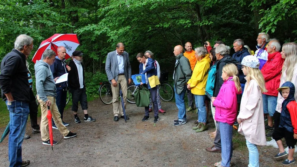 I juni förra året tog dåvarande kommunalrådet Tomas Kronståhl emot underskrifterna om att bevara naturen vid Tändsticksberget och omkring Lögarebergen.