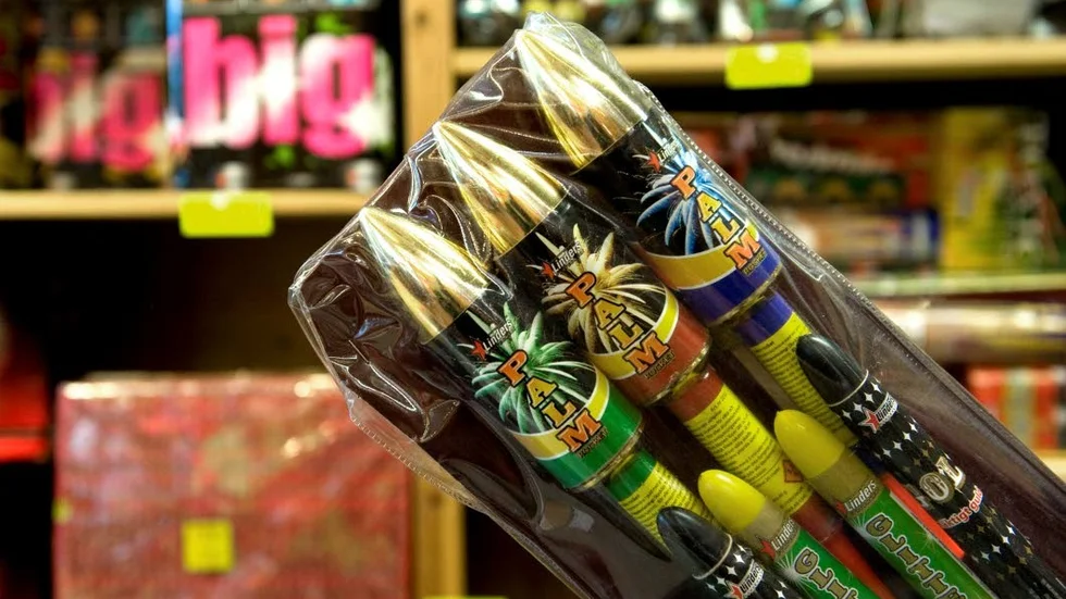 Nu utökas regleringen kring pyroteknik. Men frågan är om det hindrar beskjutningar med raketer.