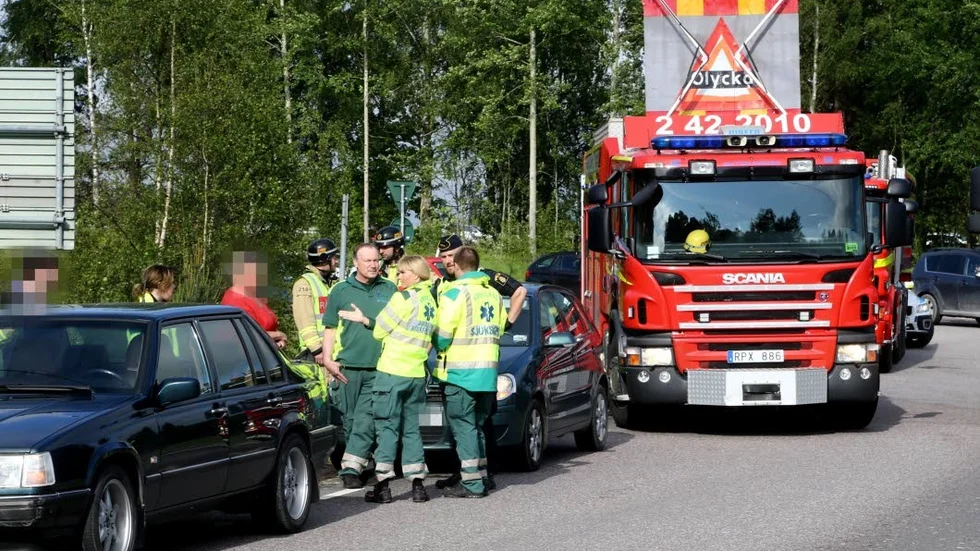 Bilarna som kolliderade fick lättare plåtskador.