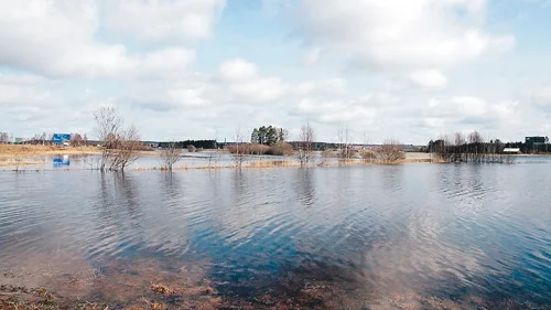 Så här såg det ut utanför Vimmerby strax före påsk. Stora arealer åkermark under vatten.