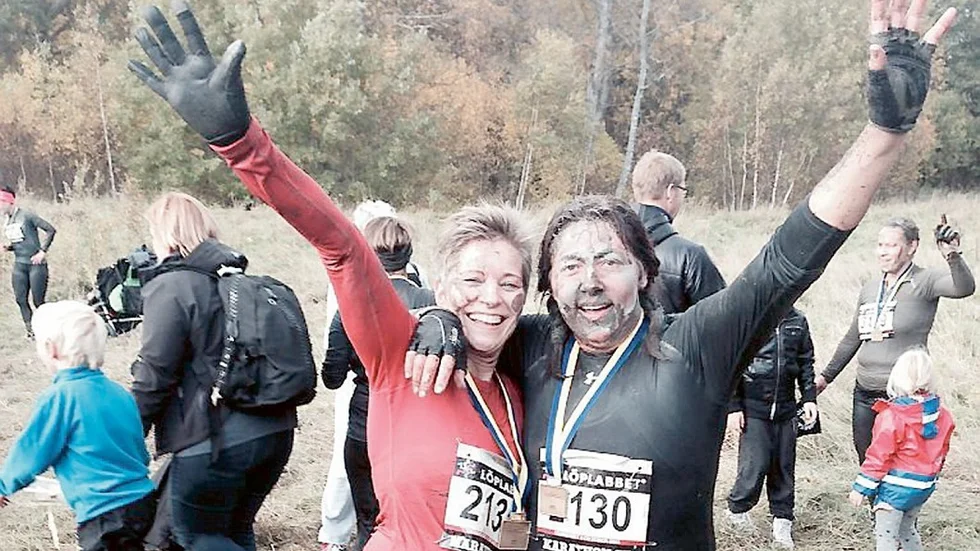Skitiga och glada. Jacqueline Kuster och Mia Nilsson jublar efter att ha tagit sig i mål på 1.40 i Tjurruset. Foto: Privat