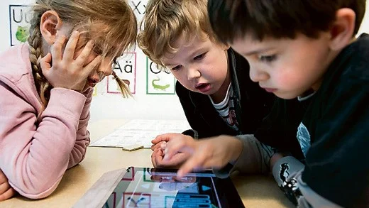 Inga läsplattor i Gullringen? Ansgariusstiftelsen skänkte 60 läsplattor till Gullringens skola, men frågan är om eleverna kommer att kunna använda den nya tekniken i undervisningen. Enligt Itsams tjänstekatalog kostar plattorna 81 000 kronor i supportavgift under det första året. Det har inte skolan råd med. Barnen på bilden har ingenting med artikeln att göra. Foto: Scanpix