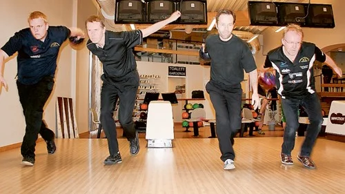 Dominokillarna är redo för SM-finalen. Här kommer Andreas Andersson, Curt Bontell, Arne Lundman och Ulf Nilsson på bred front mot en strike - nej flera!