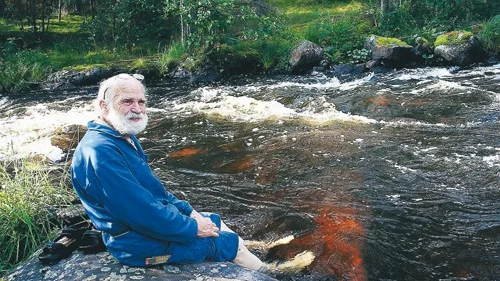 Jan-Olof Bernhard sitter vid Yxeredsån och funderar på hur han skulle vilja att samhället såg ut. Vid samma å har han också ett vattenkraftverk som försörjer hans hushåll med el.