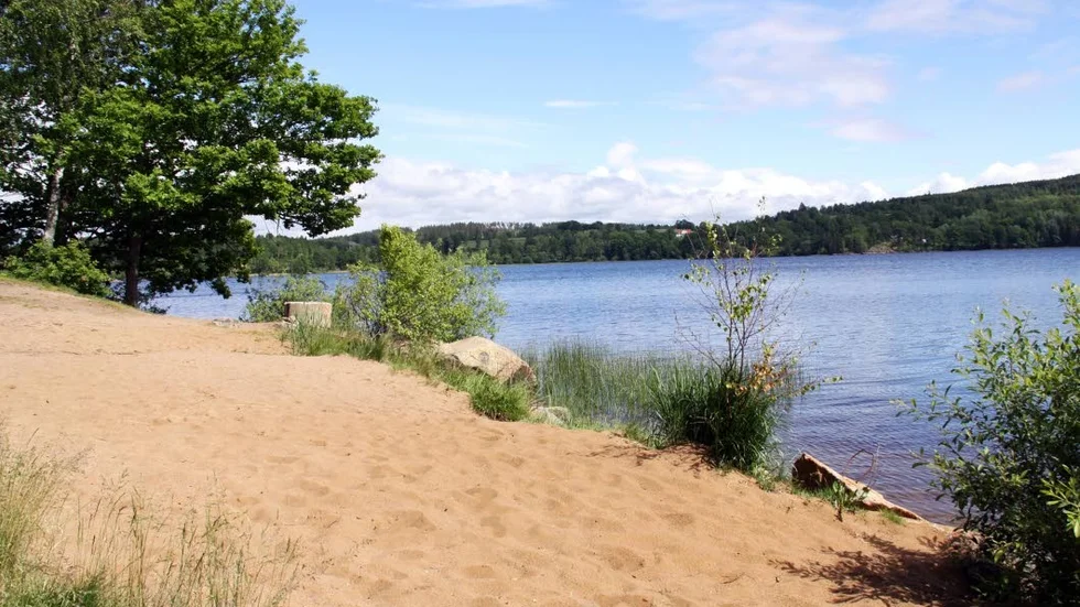 Vattenkvaliteten vid kommunens offentliga badplatser kontrolleras tre gånger per år. I senaste juli-mätningen blev samtliga badplatser godkända för bad. Värgårds udde vid Kisasjön är en av dem.