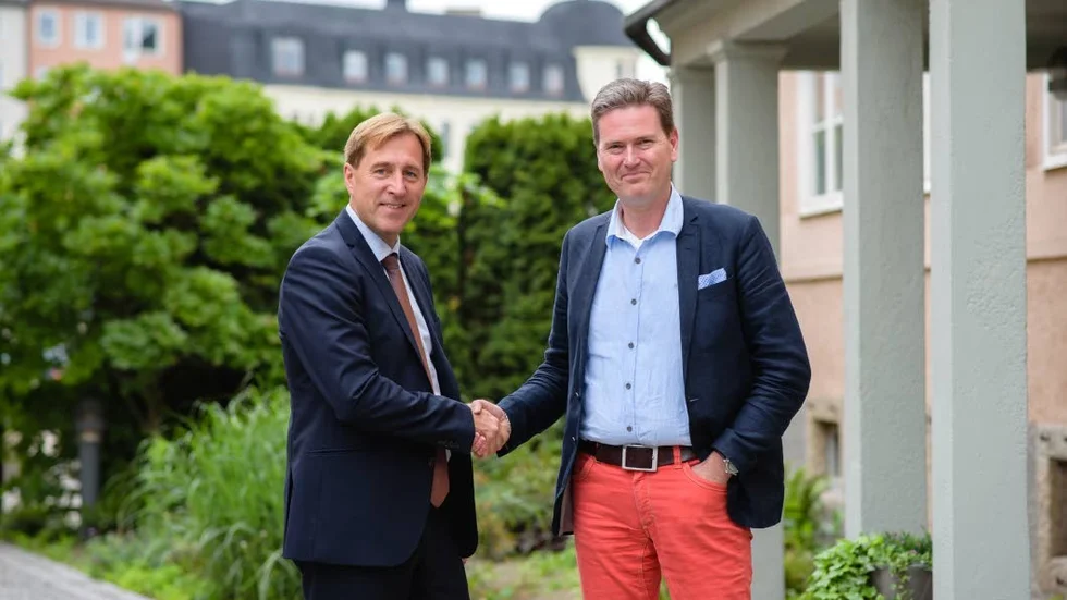 Handslag. Stångåstadens vd Fredrik Törnqvist och hans kollega på Heimstaden, Patrik Hall, är överens om en försäljning av bostäder. Insändarskribenten är skeptisk.