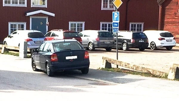 Här, på Stångågatan i Vimmerby, fotograferades den flyktbil som användes efter gårdagens grova stöld mot en Vimmerbybutik. På onsdagsförmiddagen såg vittnen bilen utanför Hultsfred.