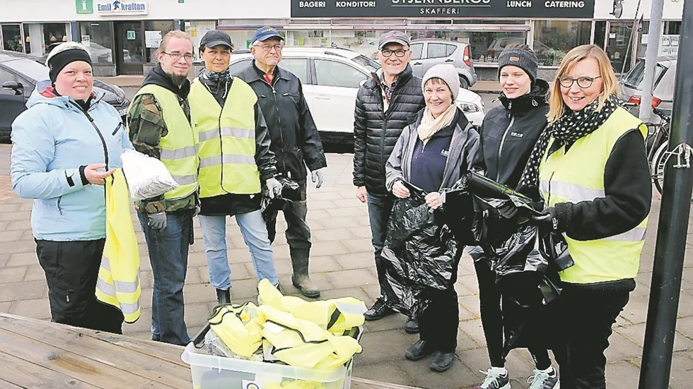 En grupp samlades vid Torget klockan 10 i lördags förmiddag.