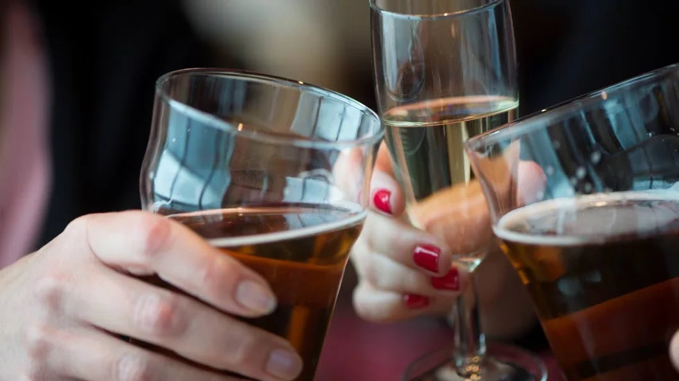 Stopp. Kristdemokraterna vill förbjuda alkoholintag inför operation.