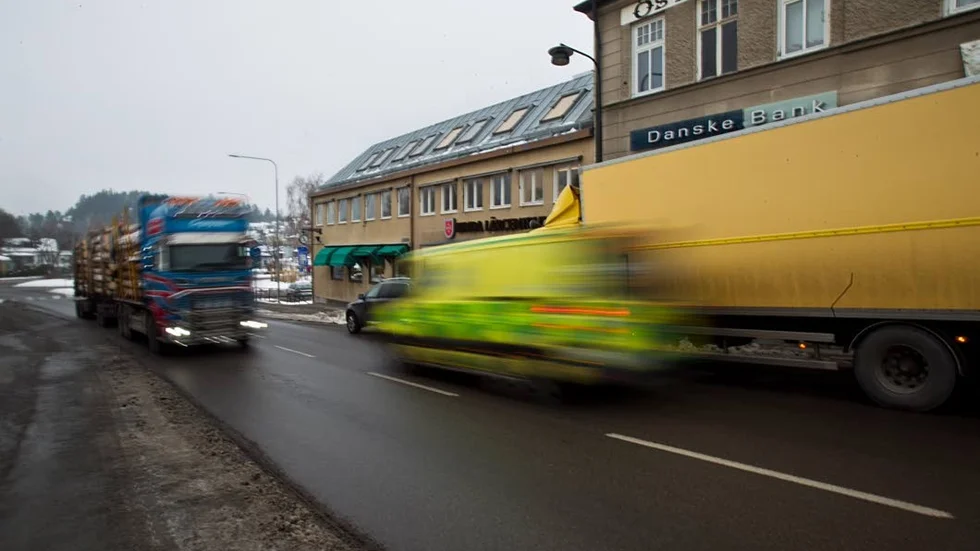 Tung trafik. Gatubilden domineras av de många långtradarna som passerar genom Kisa.