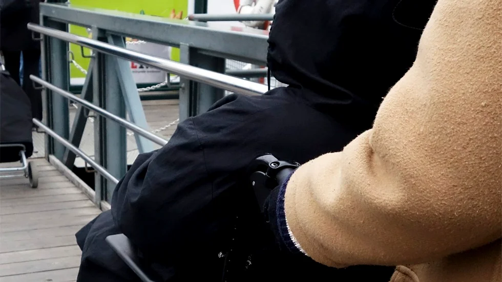 STOCKHOLM 2016-10-18
Kvinna i rullstol får hjälp av sin personliga assistent.
MODEL RELEASED
Foto Hasse Holmberg / TT Kod 96