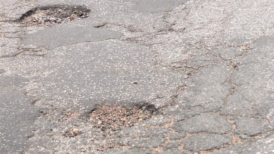 Så här ser det ut på Storgatan. Men irriterade Vimmerbybor tycker att det är lite väl mycket potthål i hela stan. De som kontaktat tidningen tycker att förfallet pågått under en längre tid och undrar när det ska bli bättre.