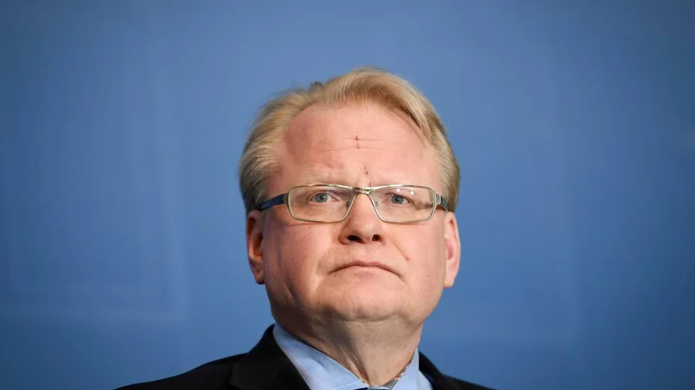 Försvarsminister. Peter Hultqvist (S) och resten av regeringen är alldeles för passiv när det gäller den ryska gasledningen.